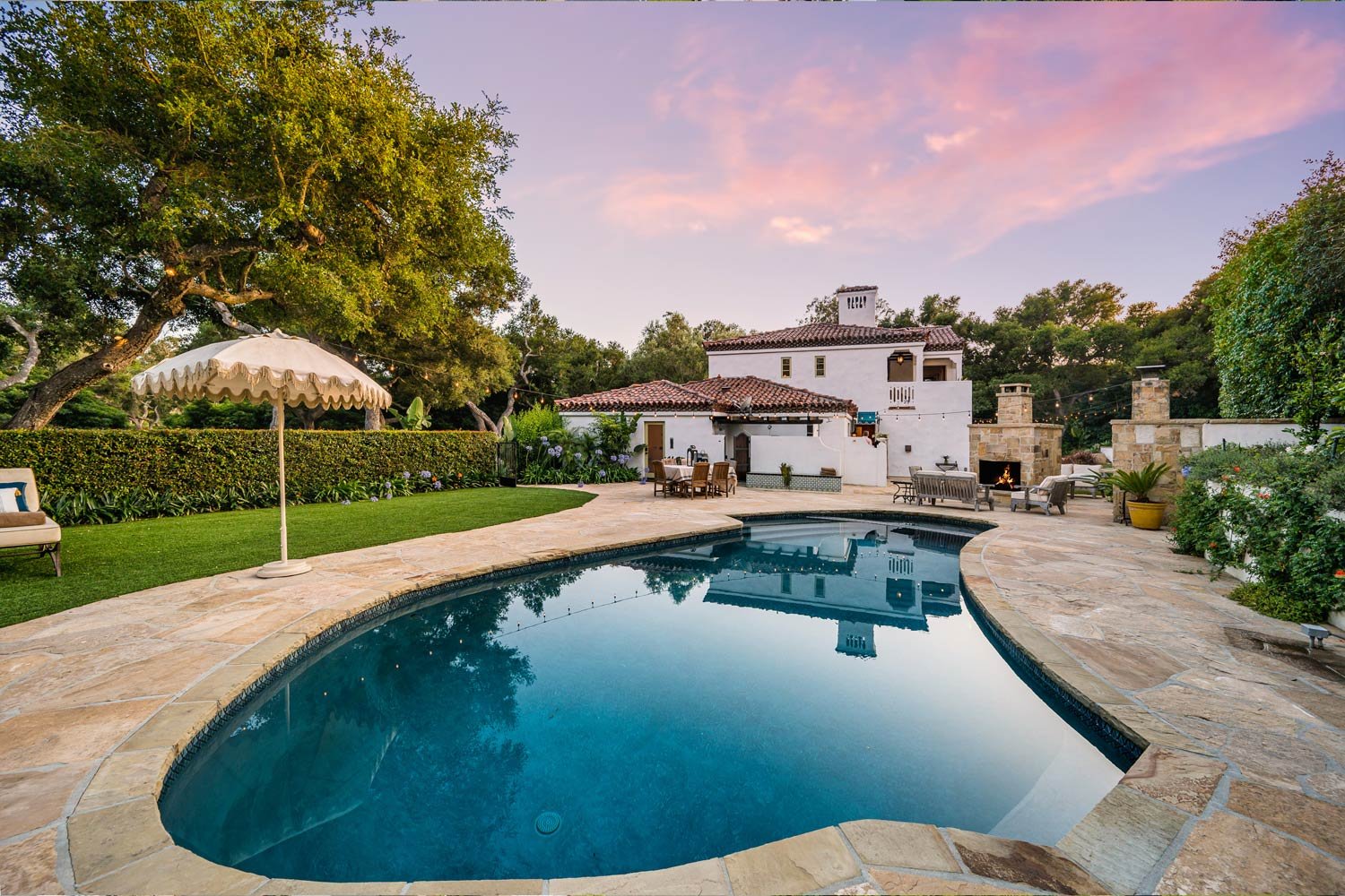 Casa grande en Puebla con jardín y alberca al atardecer