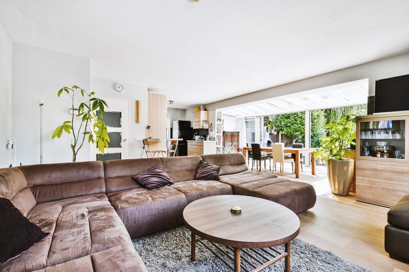 Sala de casa amplia y moderna